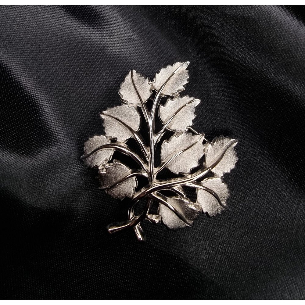 Vintage CROWN TRIFARI 1950s Silver-Tone Leaf Brooch Pin